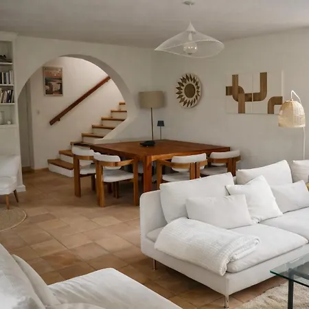 House With Terraced Garden Near Beaches Feriehus *